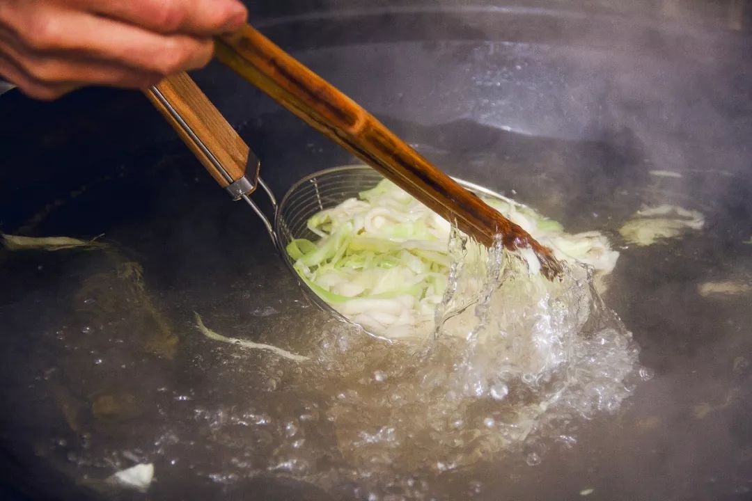 面館裝修效果圖_牛肉面館裝修_青島情侶面館裝修